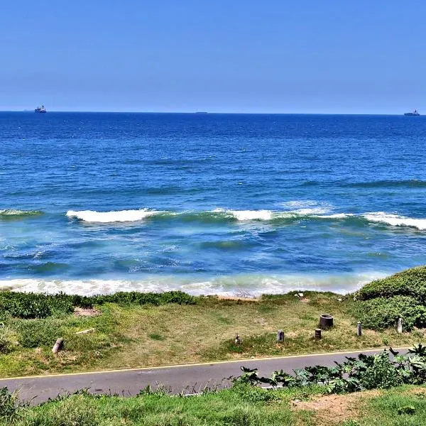 WAVES ocean front King Shaka airport，位于Densainagar的酒店