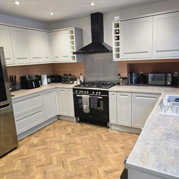 4 bed house close to Allianz Stadium, LHR and London 20mins away，位于豪士罗的酒店
