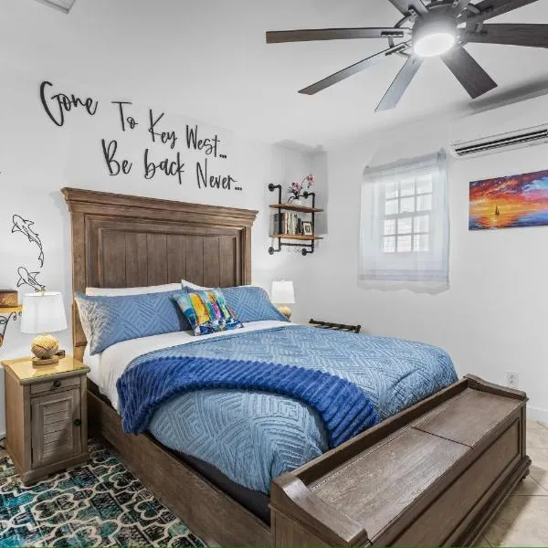 Prime Downtown Key West Spot - The Cozy Little Cottage，位于基韦斯特的酒店