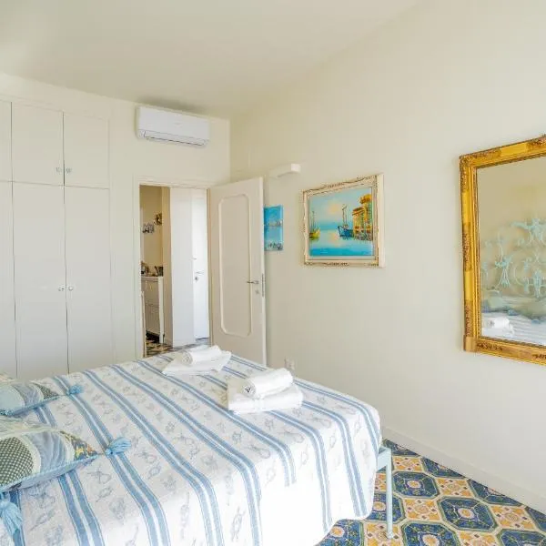Villa Liliana - Stella Marina - Trilocale Elegante con Balcone Vista Mare - Accesso Diretto alla Spiaggia，位于瓦里格提的酒店