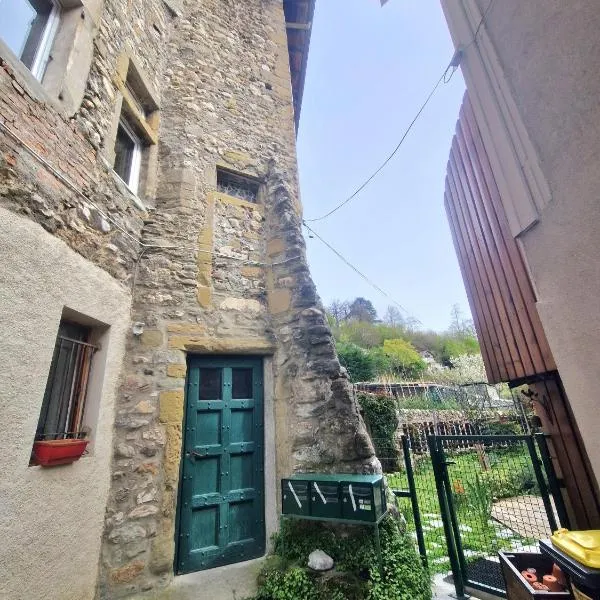 Appartements dans bâtiment historique, au cœur du vieux Voreppe，位于沃雷普的酒店