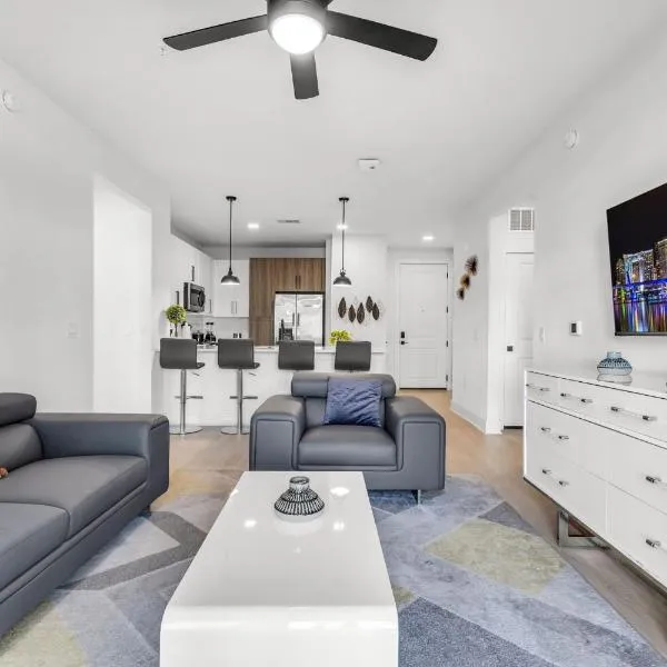 Peaceful 2BR by the Bay Pool and Coastal Vibes，位于阿波罗海滩的酒店