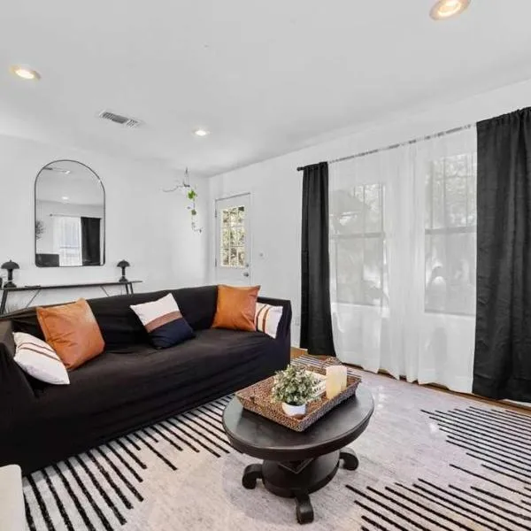 Lake Travis Retreat with Spacious Outdoor Areas，位于奥斯汀的酒店