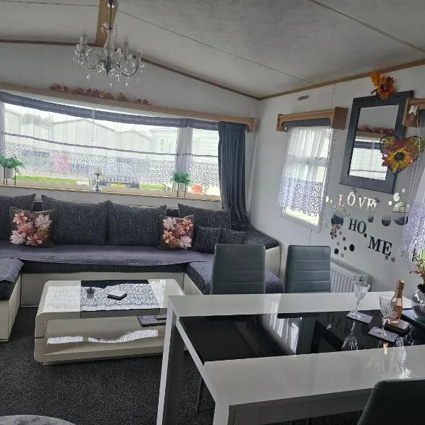 Colorado Caravan Hire at Skipsea Sands Holiday Park，位于Barmston的酒店