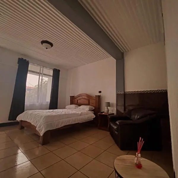 Hotel & Restaurante Tabacones，位于Guácimo的酒店