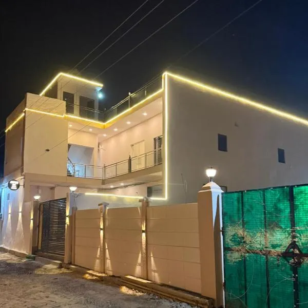 Hotel Jaipur In, Jatipura Parikrama Marg Near Mukharvind Temple，位于Govardhan的酒店