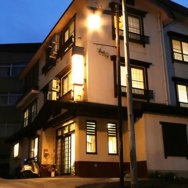 查琴亚旅馆，位于木岛平村的酒店