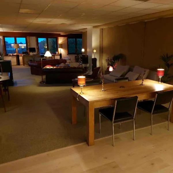 Big & charming loft with wonderful views，位于Gavere的酒店