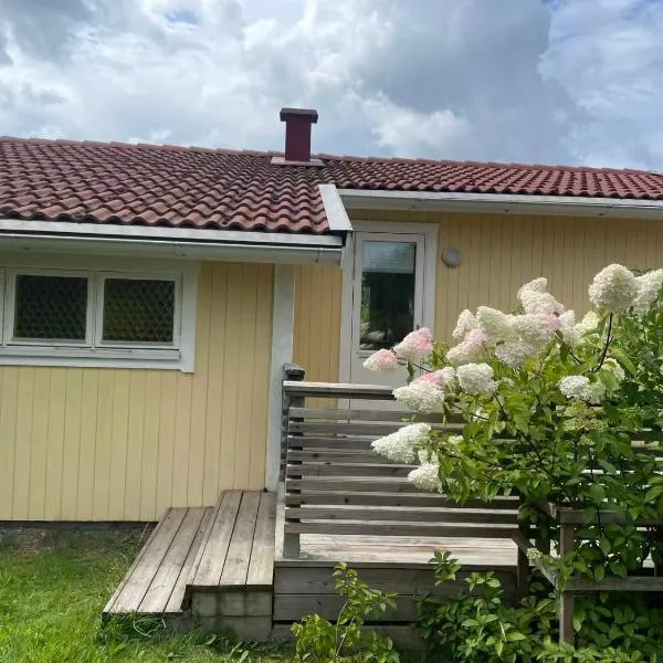 Charmig Villa bredvid sjön Örlen，位于Tibro的酒店
