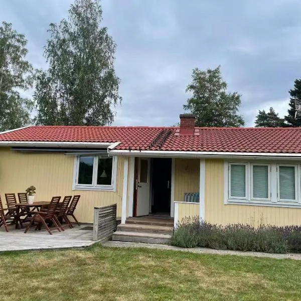 Charmig Villa bredvid sjön Örlen，位于Tibro的酒店
