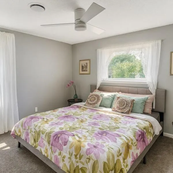 MODERN LUX 3BR HOME - King Bed - 10 mins to FT HOOD - Fenced yard - Pets ok- Family friendly -LONG or SHORT TERM，位于Copperas Cove的酒店