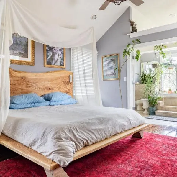 Unique Luxury Central Historic Landmark Home，位于兰伯特维尔的酒店