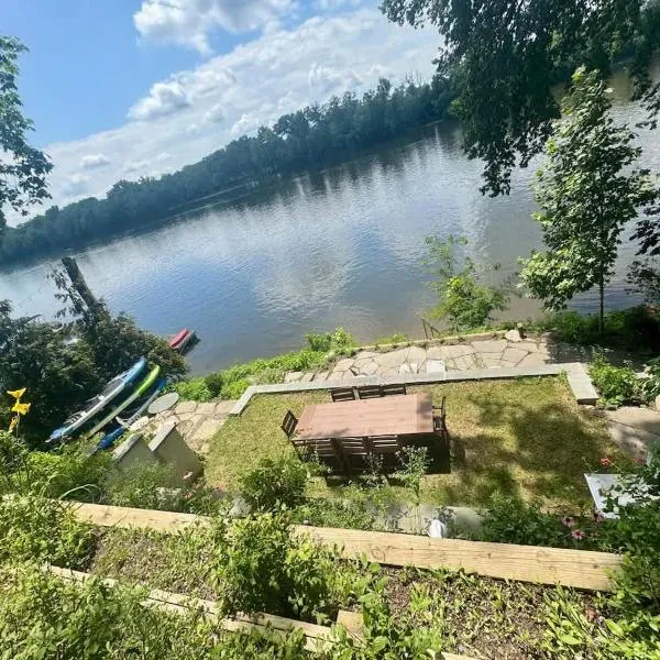 Charming & Whimsical Historic River Home，位于Titusville的酒店