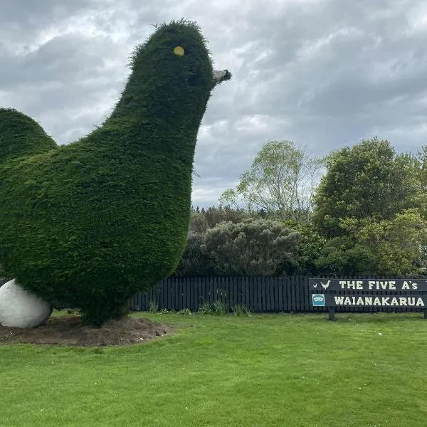 The Big Chook Accommodation，位于Waianakarua的酒店