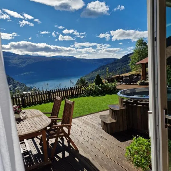 Mountain & Fjord View Apartment，位于史特林的酒店