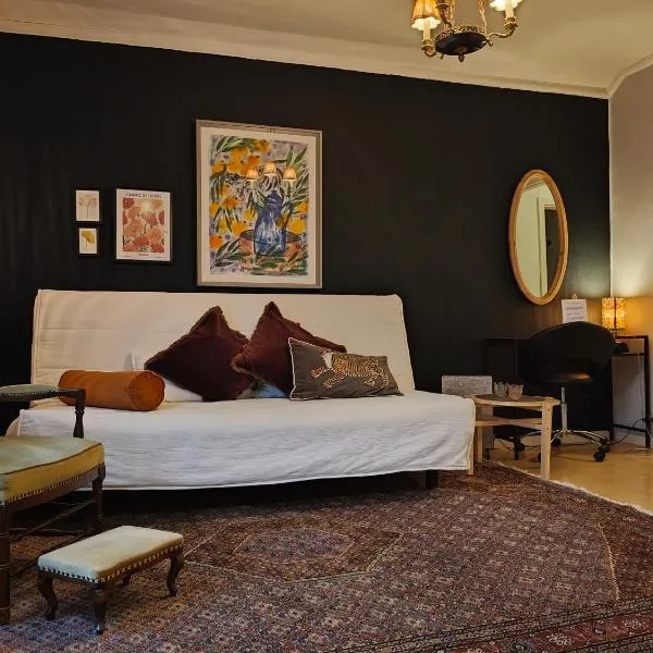 Vindslägenhet med badkar & alkov Centralt - Anna Josefinas Stay，位于于默奥的酒店