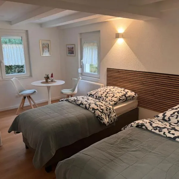 Traumhaft modernes Zimmer mit Doppelbett,,,,Gemeinschaftsbad und WC in 78554 Aldingen，位于Aldingen的酒店