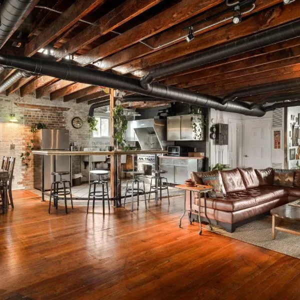 Unique 2-BDR Historic Warehouse Loft with Terrace ! ! !，位于温莎的酒店