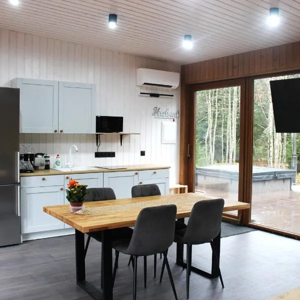 Metsamajake Hubert sauna ja mullivanniga looduse keskel，位于Sigula的酒店