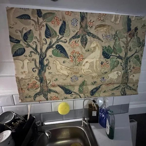 BrightOwl Waterside Narrowboat Cottage Experience，位于Thorpe的酒店