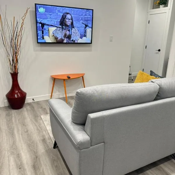 Modern Basement Suite near West Edmonton Mall，位于埃德蒙顿的酒店