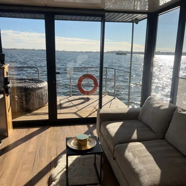 Houseboat Zegrze，位于Zegrze Południowe的酒店