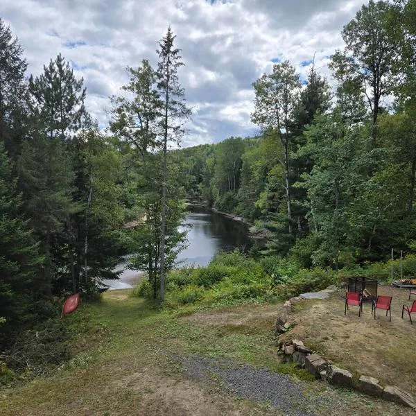 Chalet COEUR de loup avec spa，位于圣亚历克西德蒙的酒店