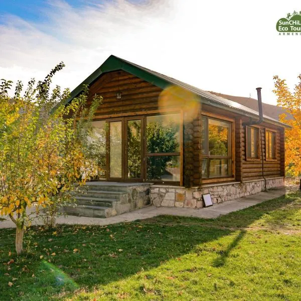 Wooden House in WildLife Refuge，位于Vedi的酒店