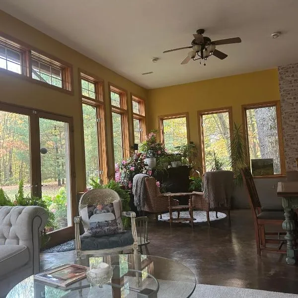 Bed and breakfast suite at the Wooded Retreat，位于Pine City的酒店