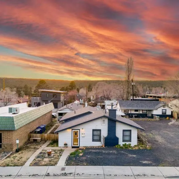 Uptown Estates - Peak Haven - Stay Explore Belong，位于弗拉格斯塔夫的酒店