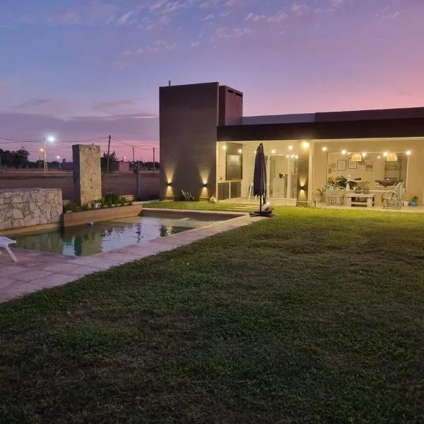 Quincho Sauco en Colonia Benitez，位于Colonia Benítez的酒店