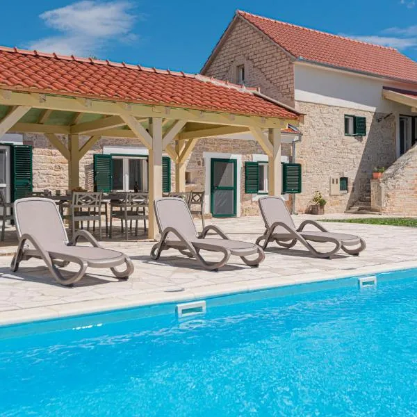 Rural Villa Olive Krka- 4 bedrooms, 3 bathrooms, private pool, park Krka 10 min，位于Ljubotić的酒店