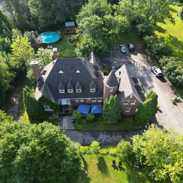 Chateau Murdock Gite，位于萨格奈的酒店