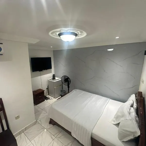 Luxury Villa AC Ensuite Room 7，位于林贝的酒店