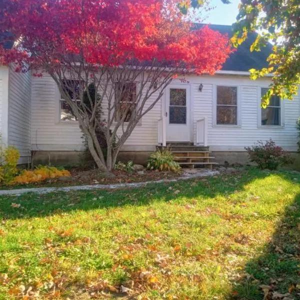Convenient, Cozy, Mid-Coast Maine Cottage，位于Thomaston的酒店