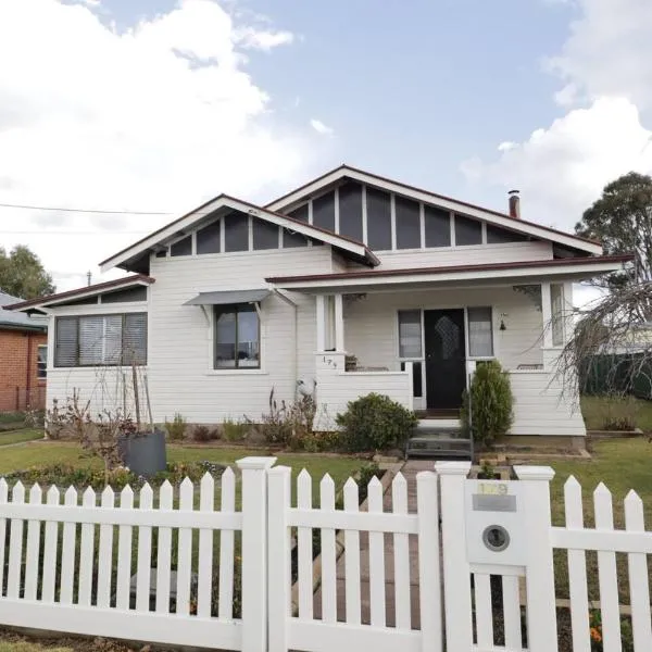 Homely 2-Bed Cottage Near Tenterfield Centre，位于滕特菲尔德的酒店
