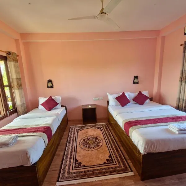 Hotel Tree Tops- A Serene Friendly Hotel in Sauraha，位于奇旺的酒店