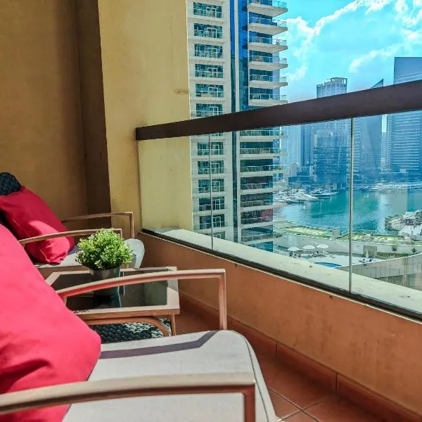 Modern, spacious, Luxe 5BR plus Maid condo in JBR, near JBR Beach, Marina view, By La Buena Vida Holiday Homes，位于迪拜的酒店