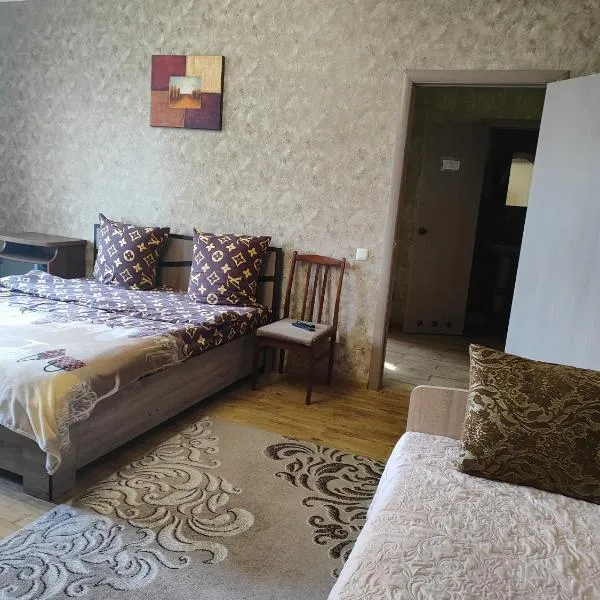 Апартаменти ЦЕНТР новобудова поруч "Перша аптека, Плаза，位于赫梅利尼茨基的酒店