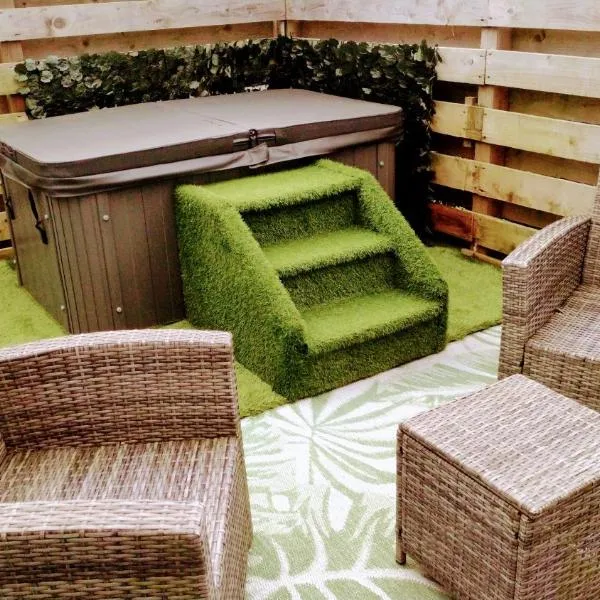 Adorable private couples retreat with hot tub，位于Llanfechell的酒店