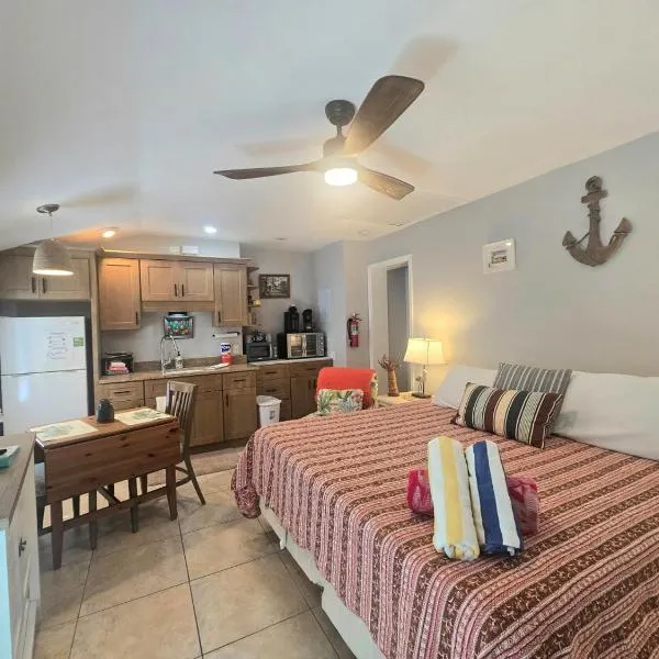 An Island Getaway at Palm Tree Villas，位于霍姆斯海滩的酒店