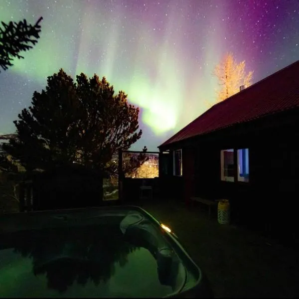 Cheerful forest cabin Fireplace and Hot tub，位于阿克拉内斯的酒店