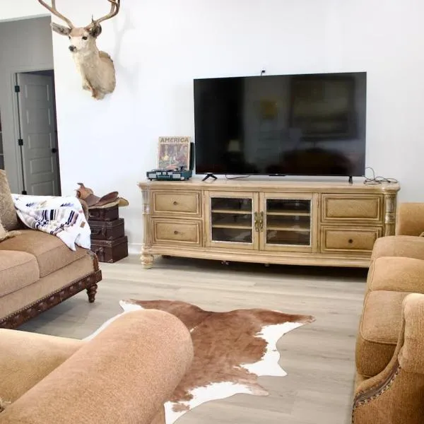 New SW Inspired Home, 9 Guests, Tesla Ready, Pet Friendly，位于佩吉的酒店