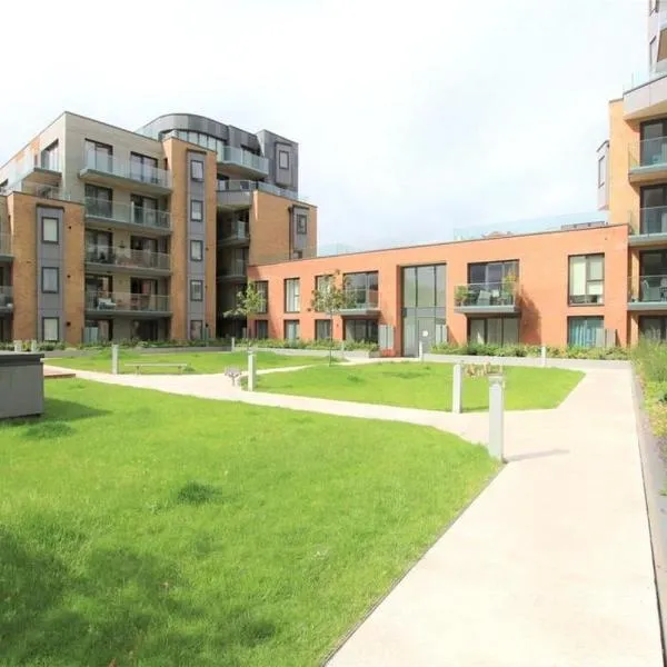 Modern Riverside Flat in central Reading, Free Parking, Fast WiFi, Near Station，位于雷丁的酒店