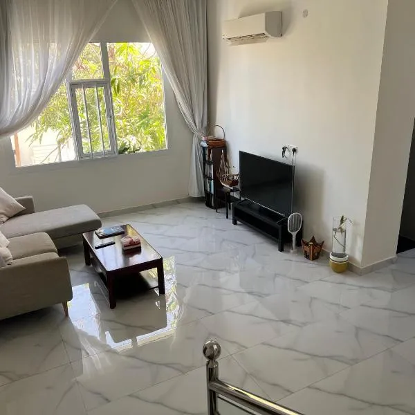 Palm and wave，位于Ţīwī的酒店