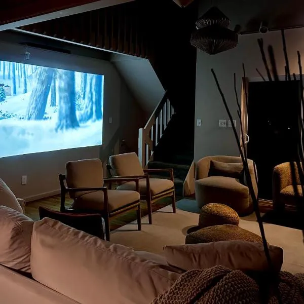 Poconos Modern Chalet I Hot Tub I Home Theater I Fenced Yard I Pet Friendly，位于东斯特劳兹堡的酒店