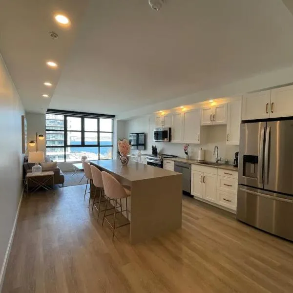 Waterfront large 1 BR with 6 appliances & gym，位于哈利法克斯的酒店