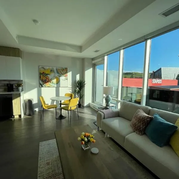 Spotless & Bright 1 BR downtown with private patio,位于哈利法克斯的酒店
