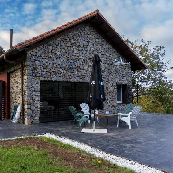 Chalet en Duyos, mar y montaña，位于卡拉维亚的酒店