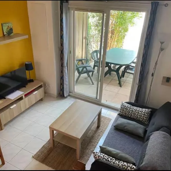Maisonnette Ti Lézard Vert au calme à 100 mètres de la plage，位于弗龙蒂尼昂的酒店